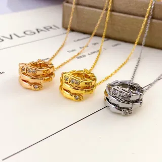 Bvlgari Serpenti मुड़ी हुई पवé पेंडेंट हार