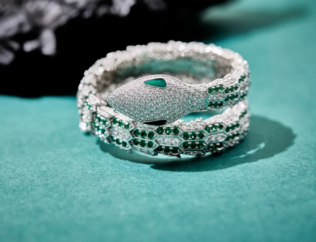 Bvlgari Serpenti Bracelet Émeraude et Diamant Pavé Coil 2
