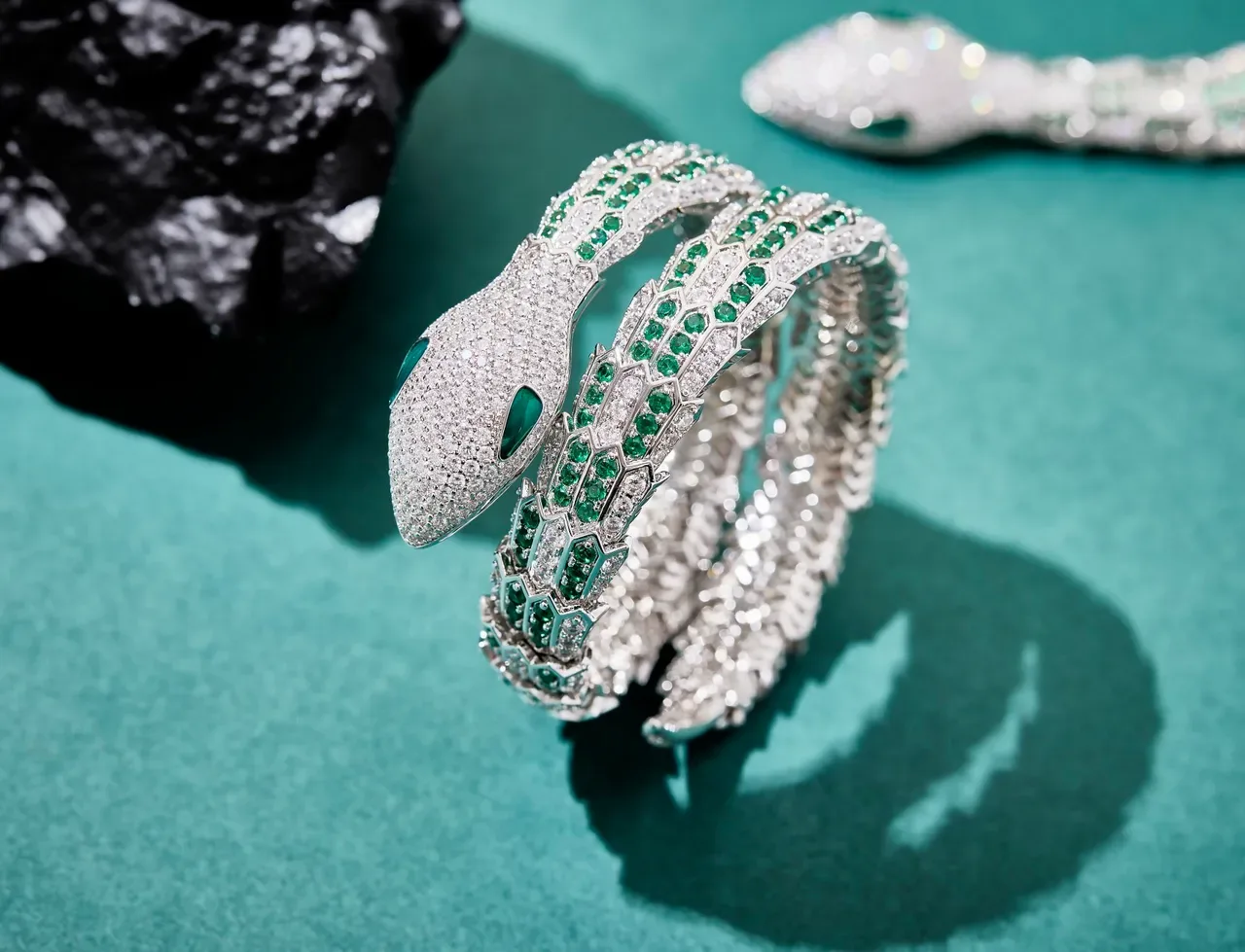 Bvlgari Serpenti Bracelet Émeraude et Diamant Pavé Coil 3