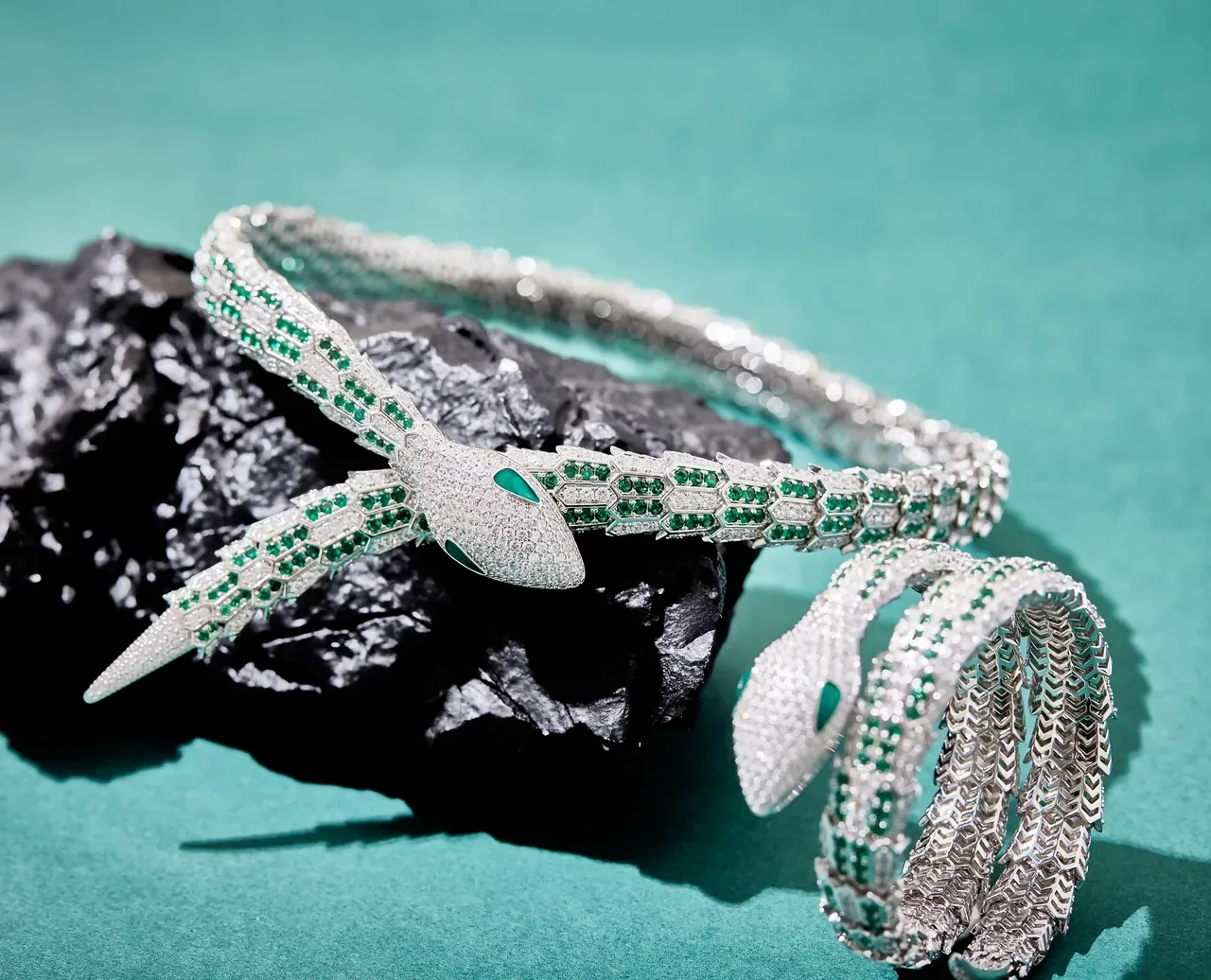 Bvlgari Serpenti Bracelet Émeraude et Diamant Pavé Coil 4