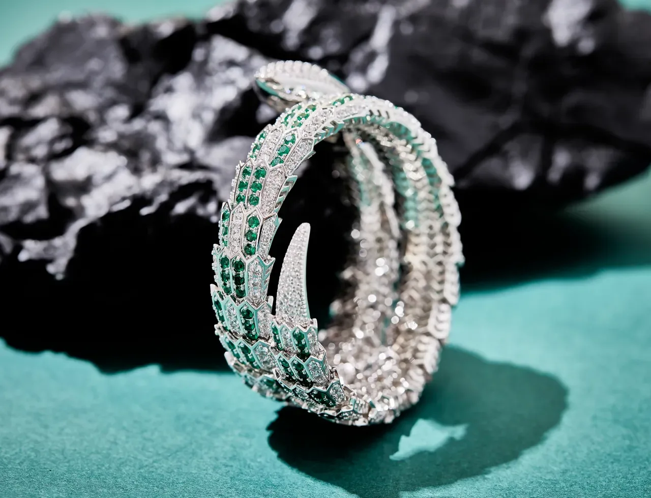 Bvlgari Serpenti Bracelet Émeraude et Diamant Pavé Coil 5