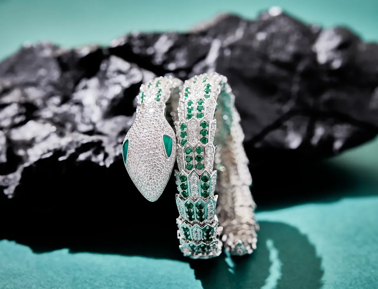 Bvlgari Serpenti Bracelet Émeraude et Diamant Pavé Coil 6