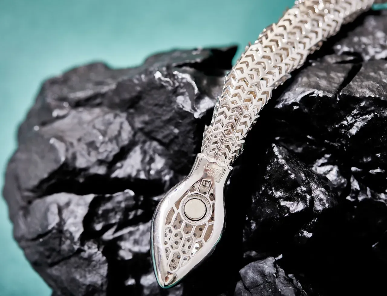 Bvlgari Serpenti High Jewelry Emerald and Diamond Snake Necklace 4