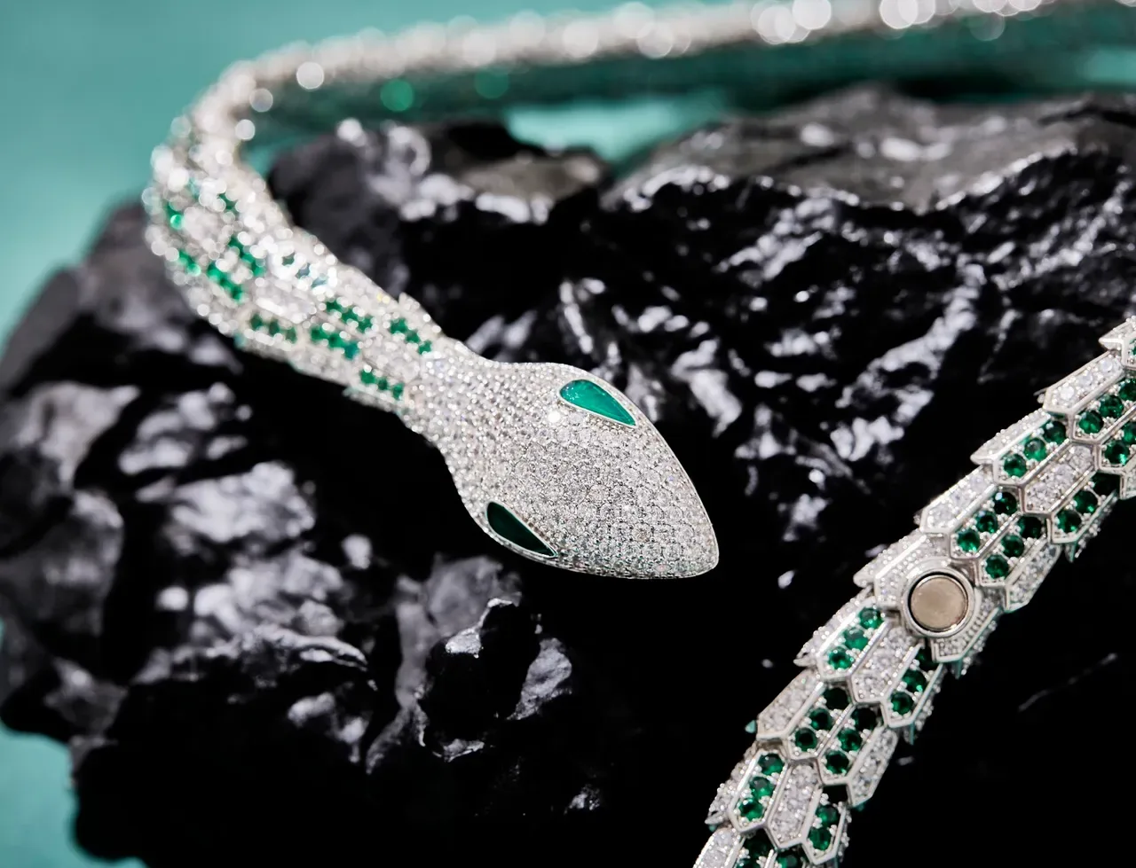 Bvlgari Serpenti High Jewelry Emerald and Diamond Snake Necklace 5
