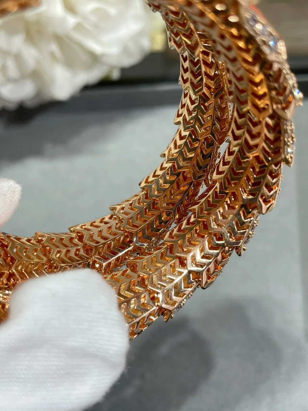 Bvlgari Serpenti Bracelet de Serpent en Émail Orange et Diamants Pavé Enroulé 2