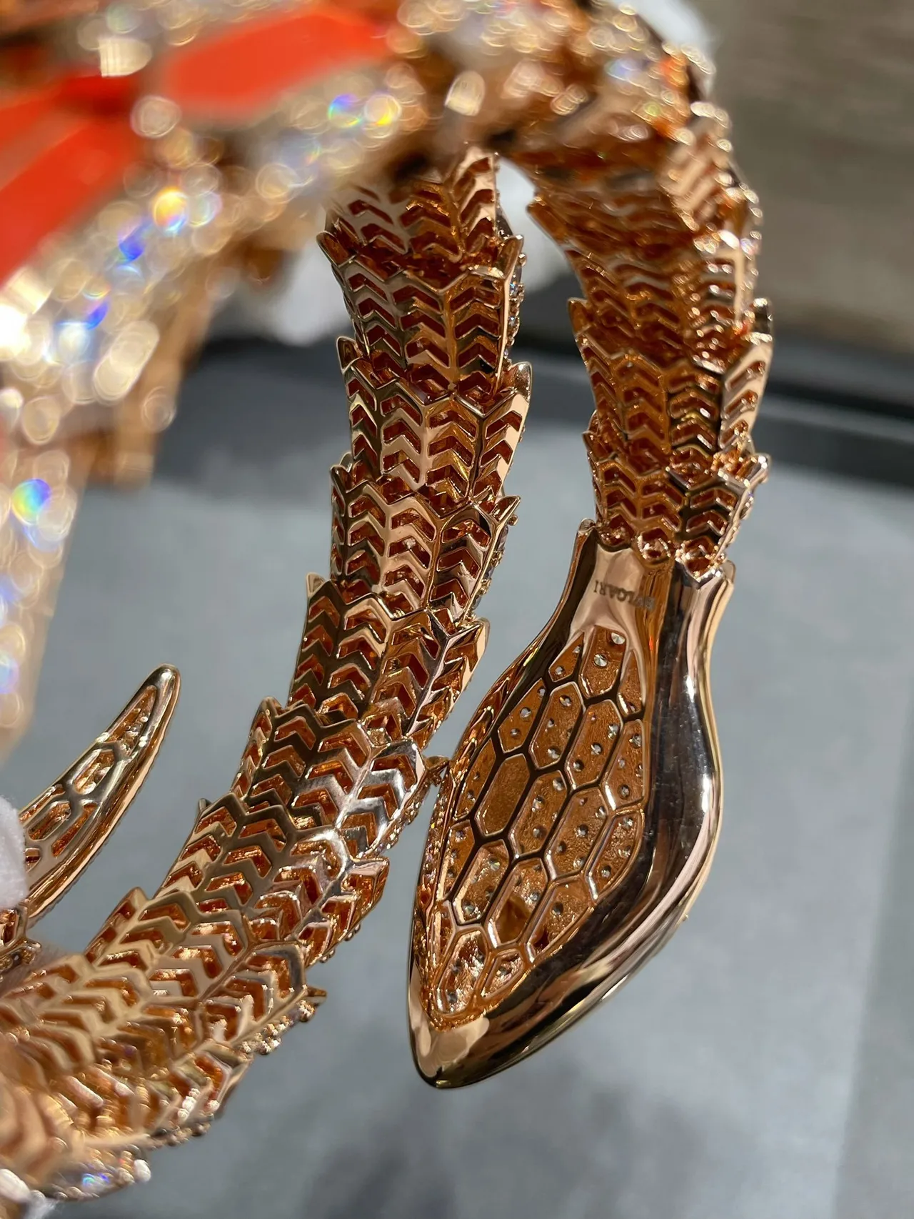 Bvlgari Serpenti Bracelet de Serpent en Émail Orange et Diamants Pavé Enroulé 3