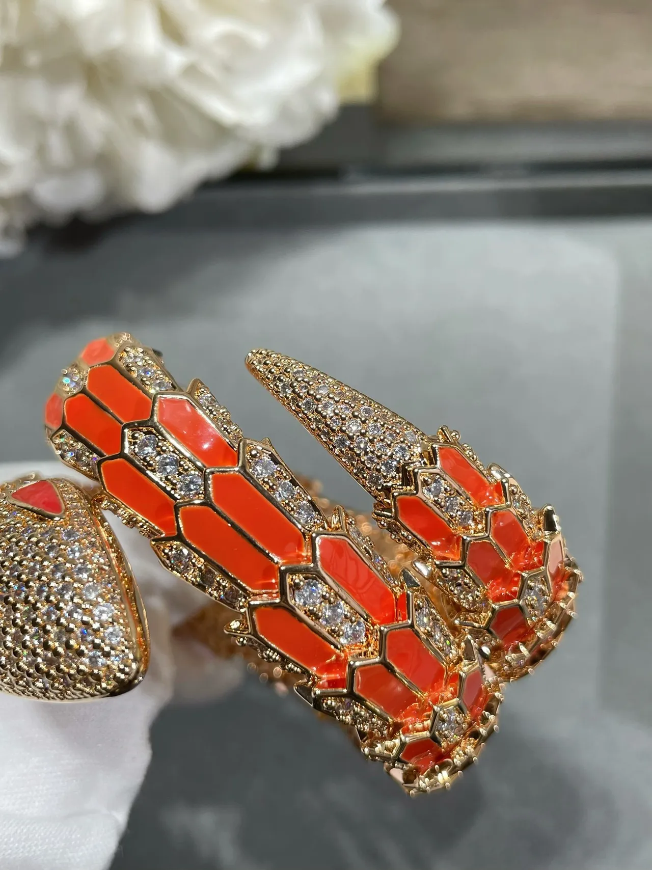 Bvlgari Serpenti Bracelet de Serpent en Émail Orange et Diamants Pavé Enroulé 4