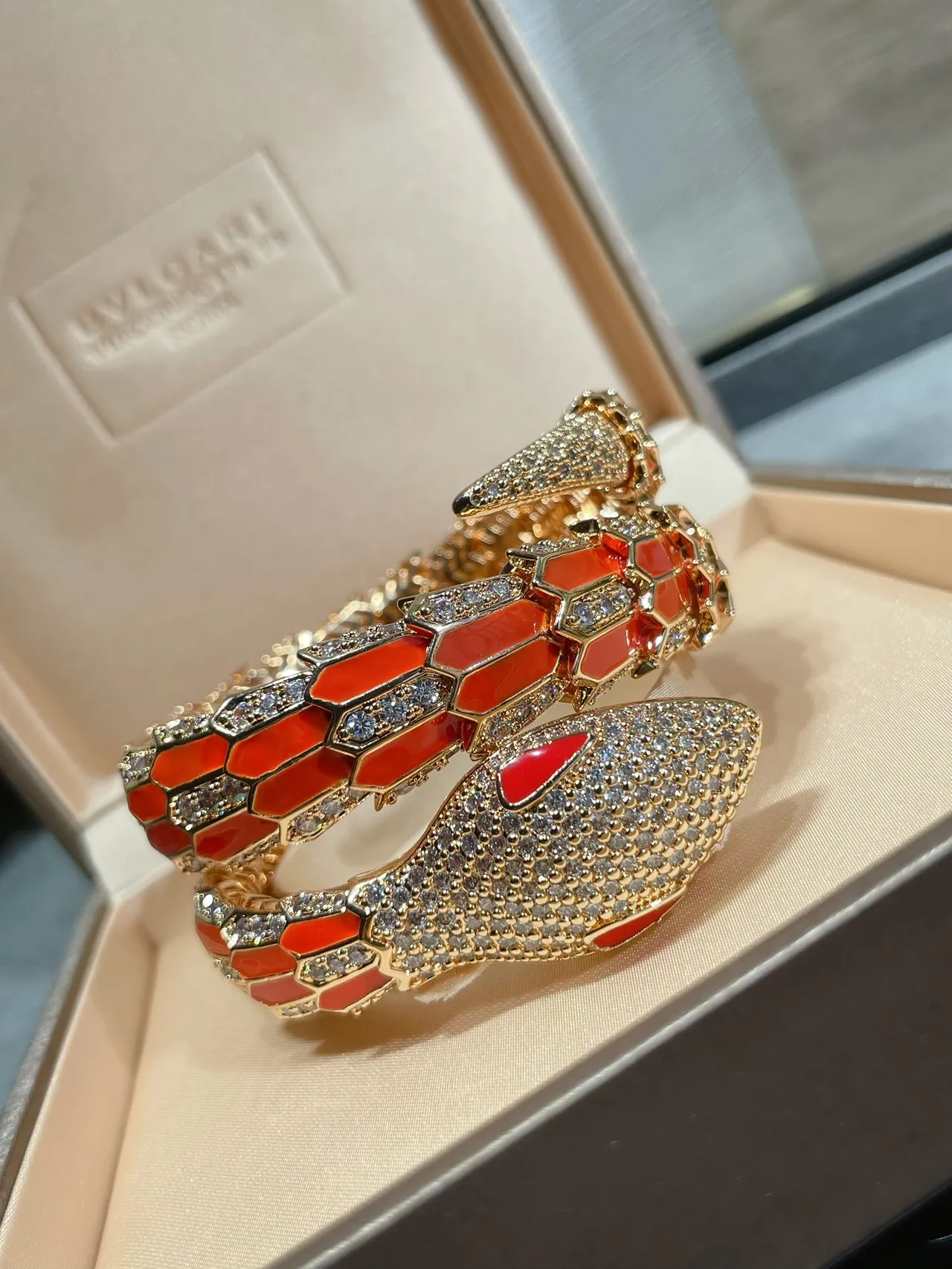 Bvlgari Serpenti Bracelet de Serpent en Émail Orange et Diamants Pavé Enroulé 5
