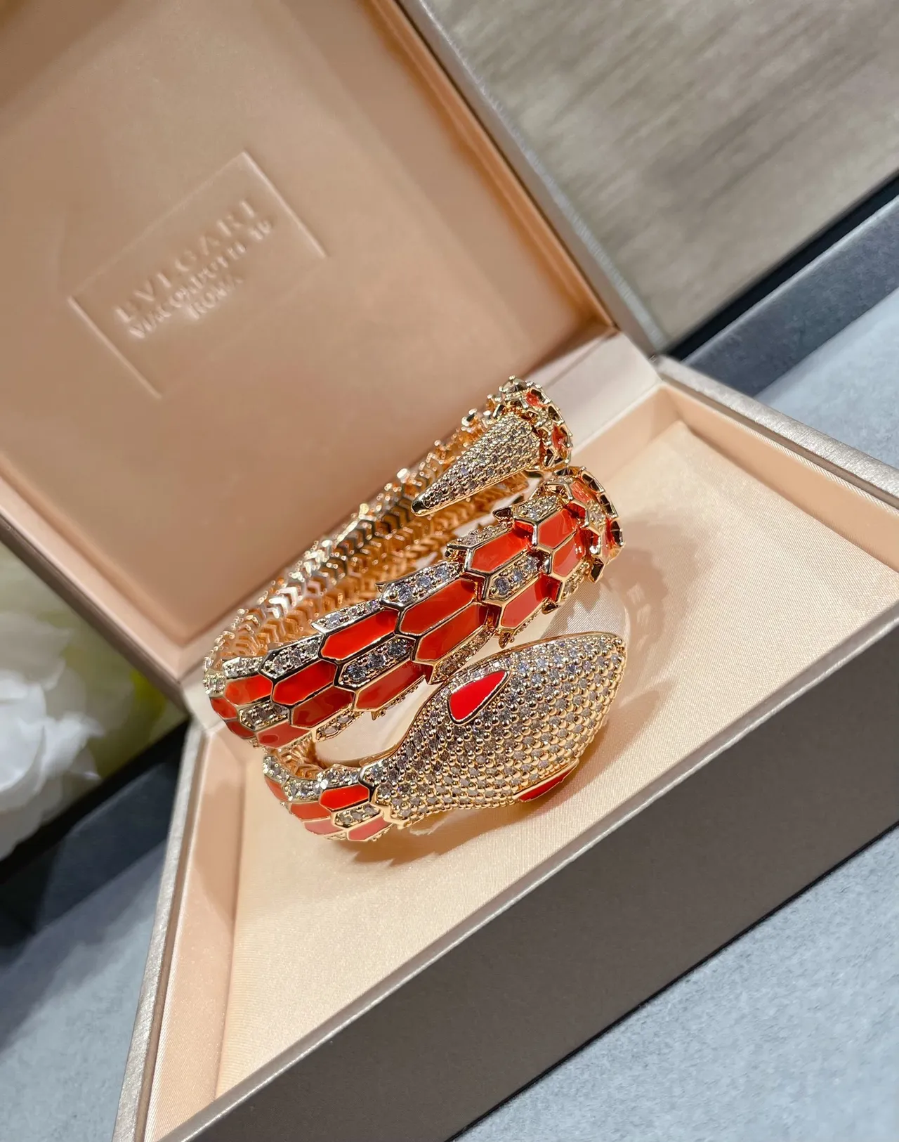 Bvlgari Serpenti Bracelet de Serpent en Émail Orange et Diamants Pavé Enroulé 6