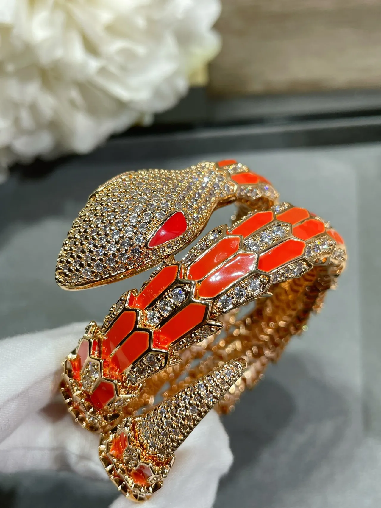 Bvlgari Serpenti Bracelet de Serpent en Émail Orange et Diamants Pavé Enroulé 7