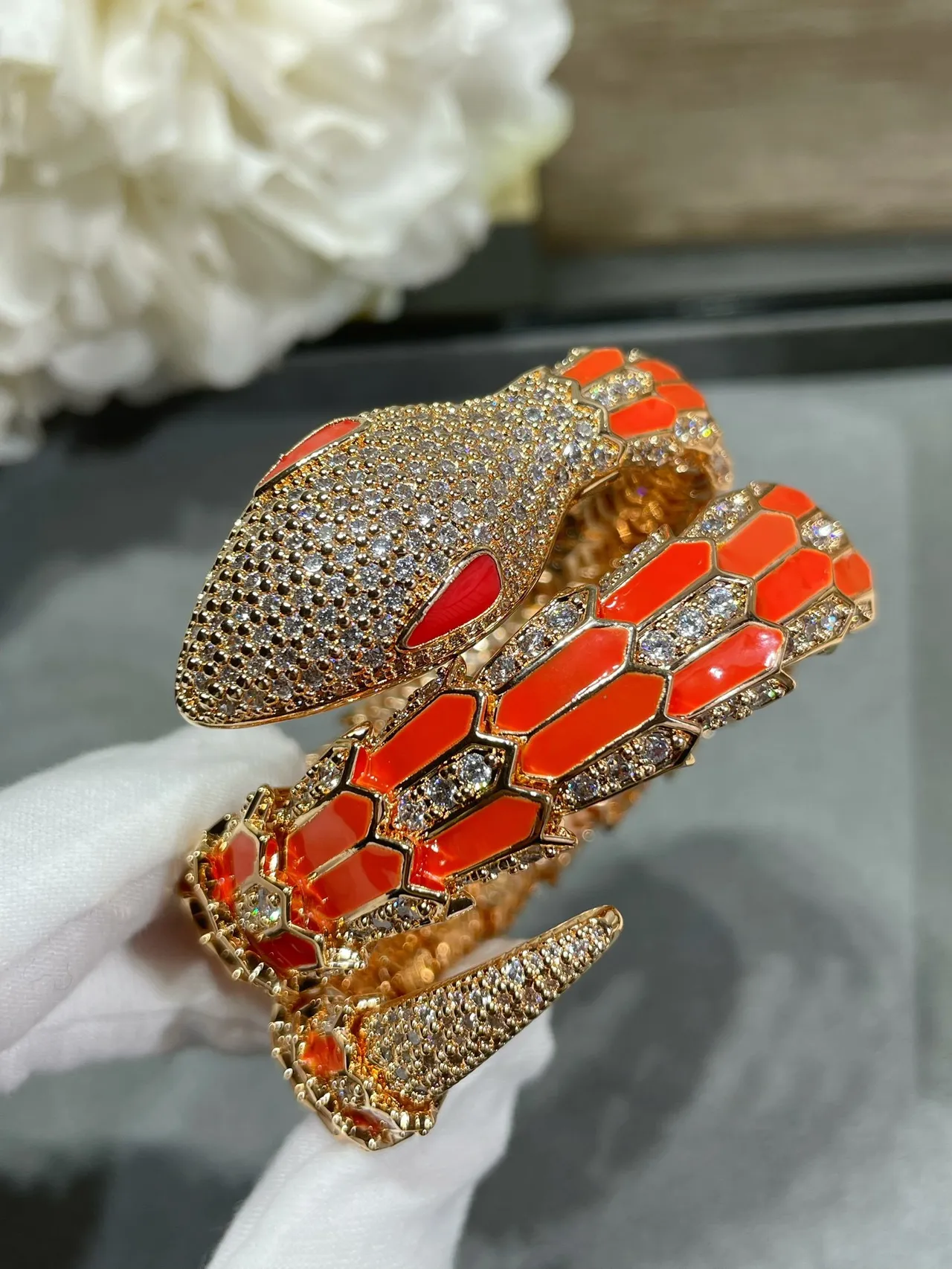 Bvlgari Serpenti Bracelet de Serpent en Émail Orange et Diamants Pavé Enroulé 8