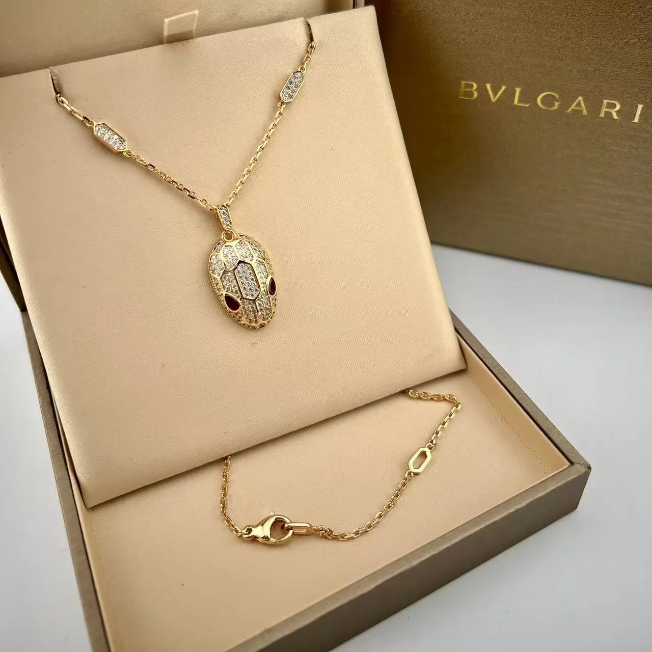 Bvlgari Serpenti قلادة رأس الثعبان 9