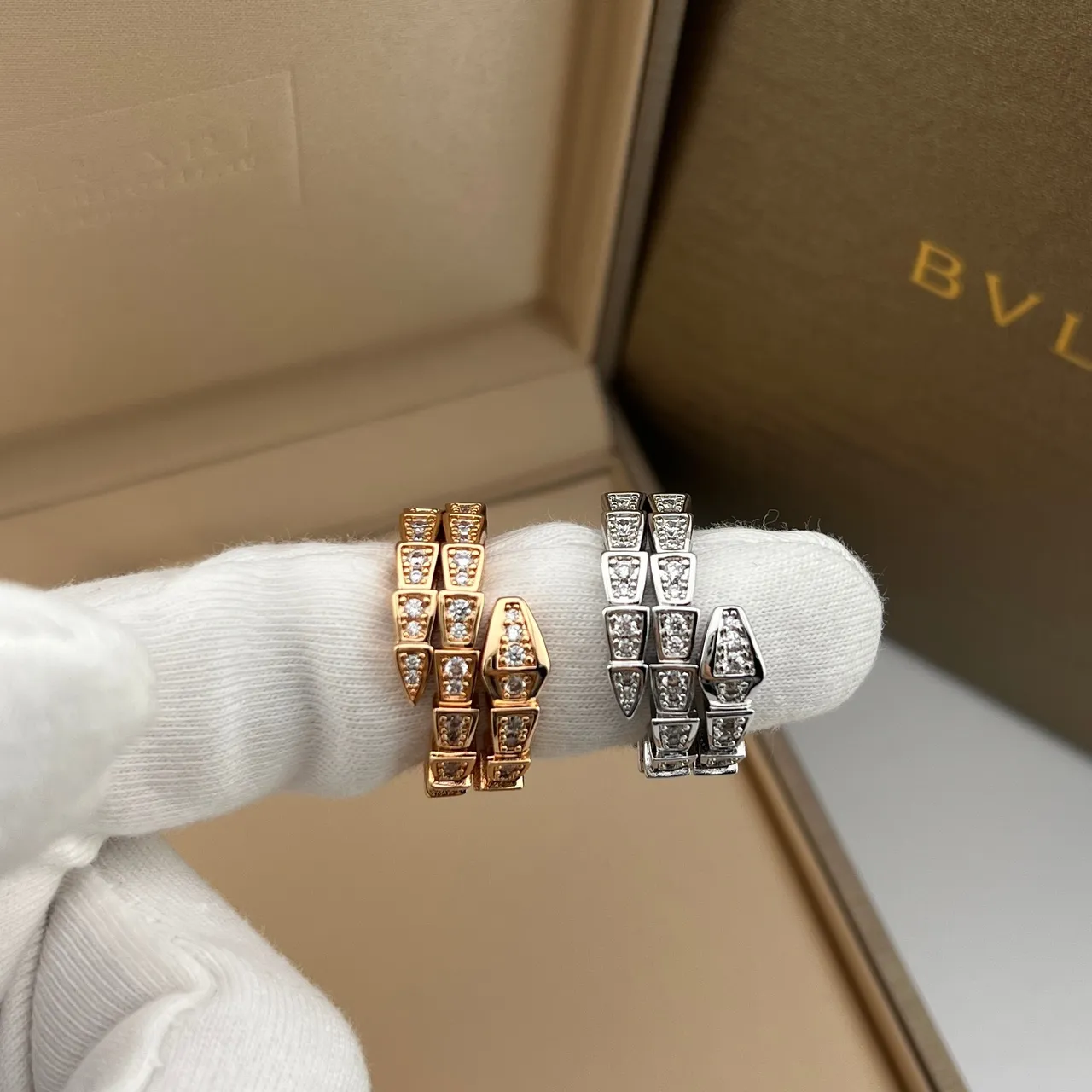 Bvlgari Bague Argent et Or Enroulée au Style Tubogas-Style avec Diamants Pavé en Liens Géométriques 4