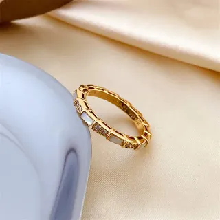 Bvlgari Tubogas गोल्ड मादर ऑफ पर्ल और पावे स्टोन रिंग