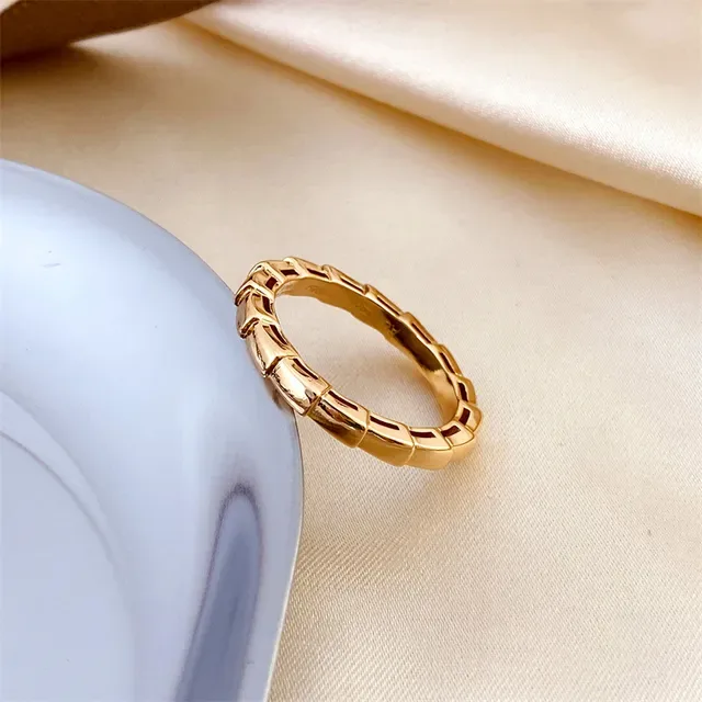 Bvlgari Tubogas সোনালি মাদার অফ পার্ল এবং পেভ স্টোন আংটি 5