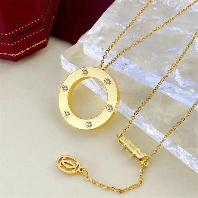 Colar Cartier de ouro transparente com pingente de anel aberto, pedras incrustadas em bisel 2