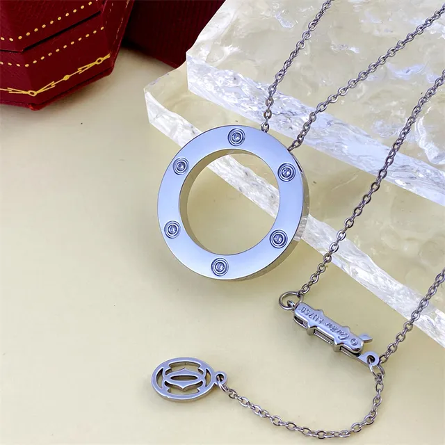 Colar Cartier de ouro transparente com pingente de anel aberto, pedras incrustadas em bisel 3