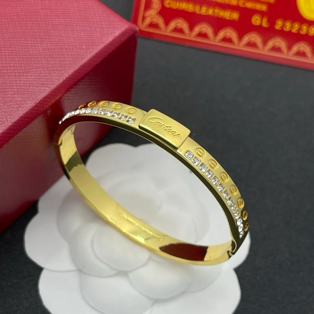 Cartier Juste un Clou Bracelet en or pavé de cristal 8