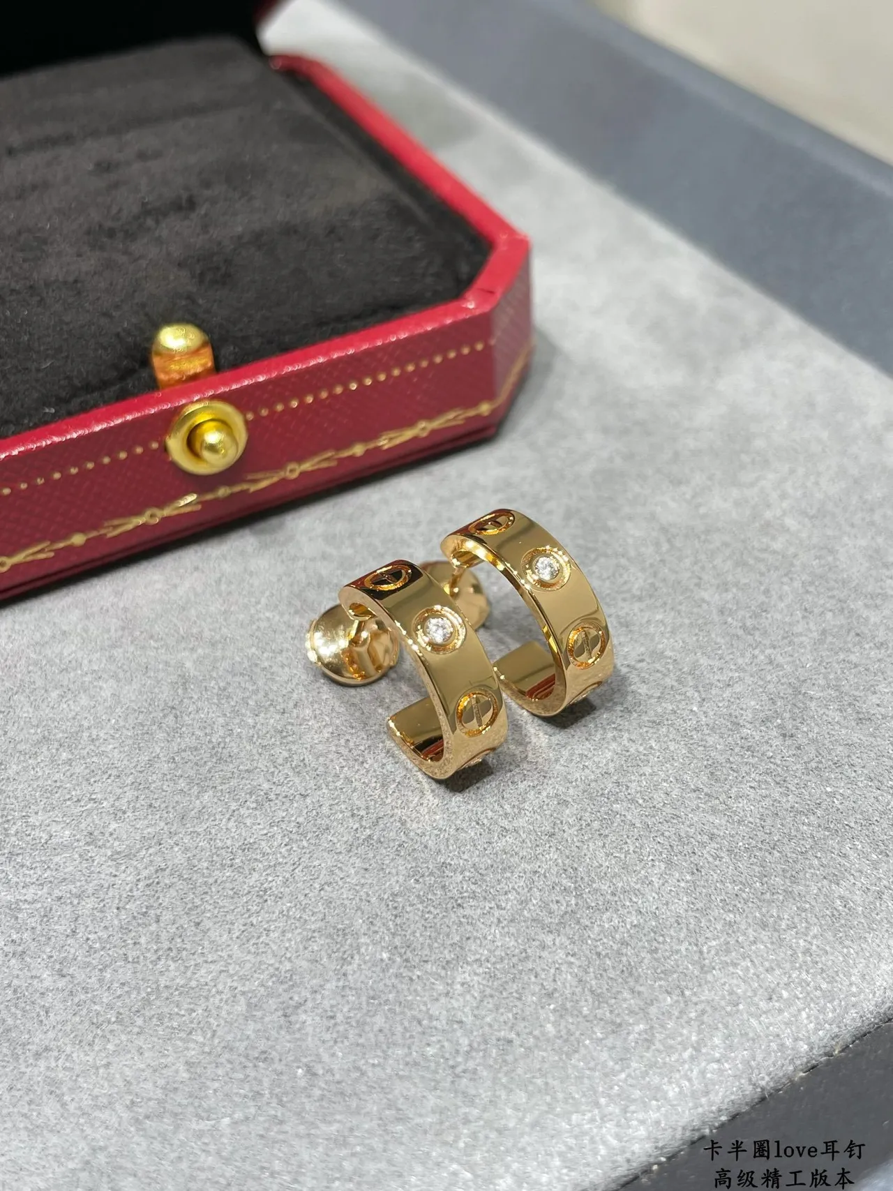 Cartier Love Demi-cerceau Motif à vis Boucles d'oreilles en diamants 3