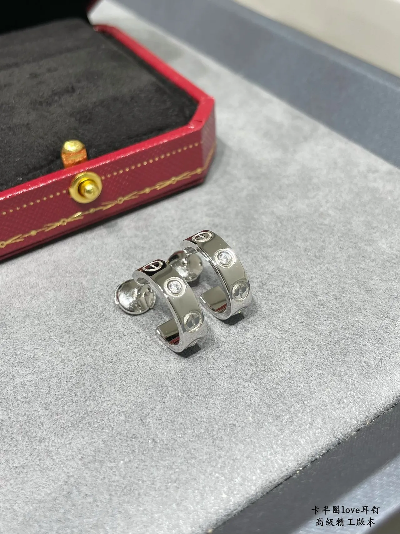 Cartier Love Demi-cerceau Motif à vis Boucles d'oreilles en diamants 4