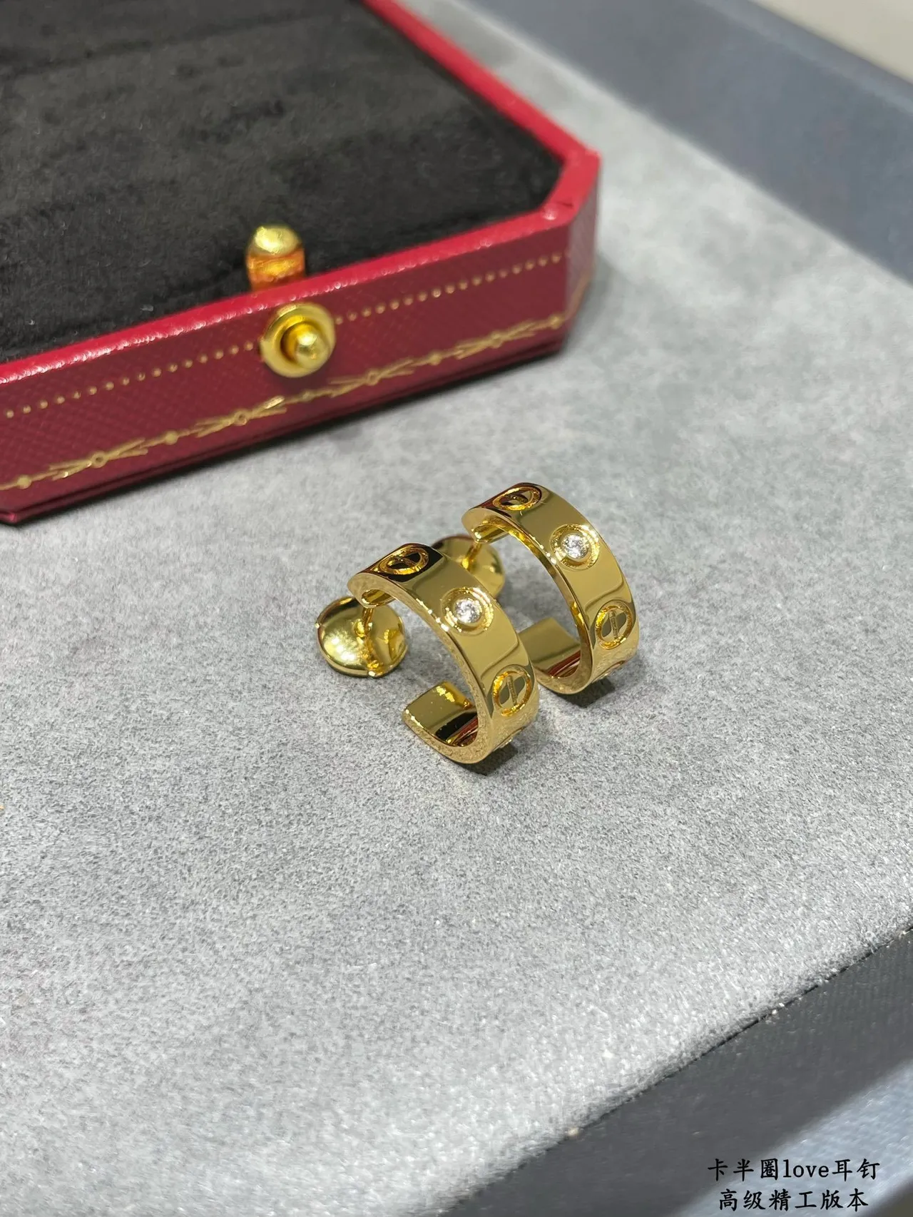 Cartier Love Demi-cerceau Motif à vis Boucles d'oreilles en diamants 5
