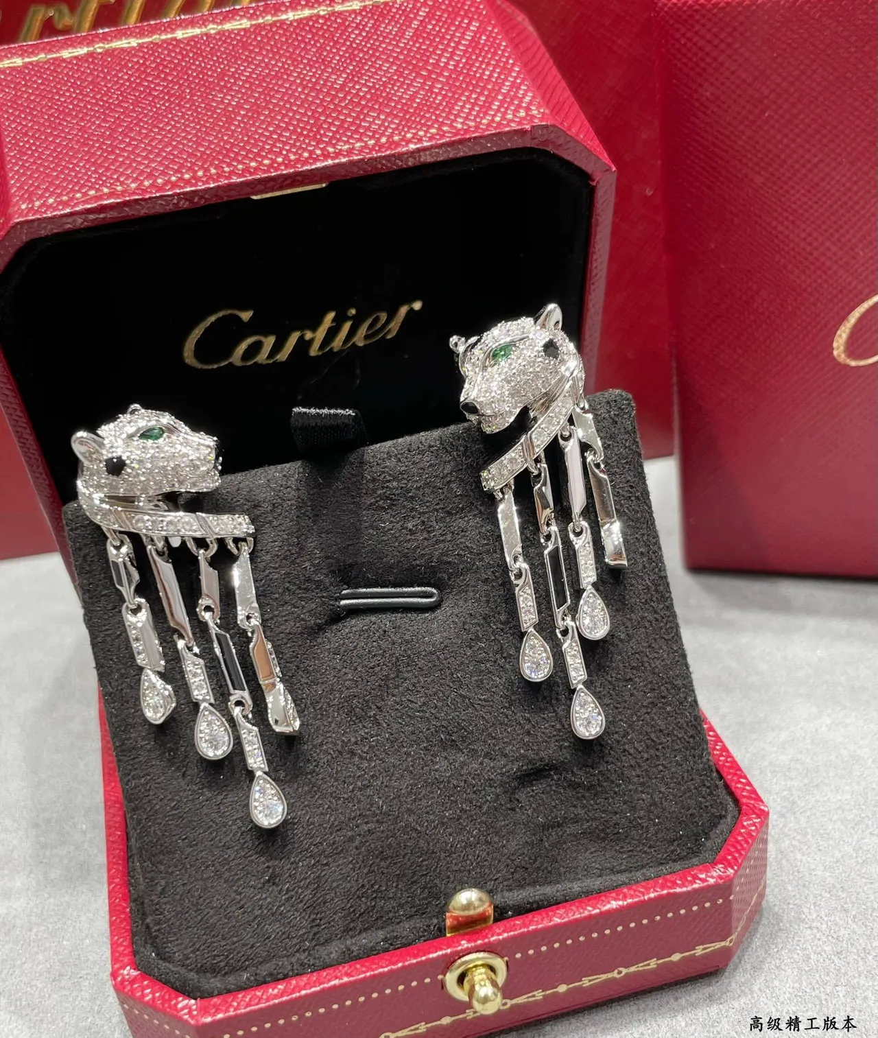 Cartier Panthère de Cartier tête de panthère diamant pavé œil d'émeraude onyx goutte boucle d'oreille 3