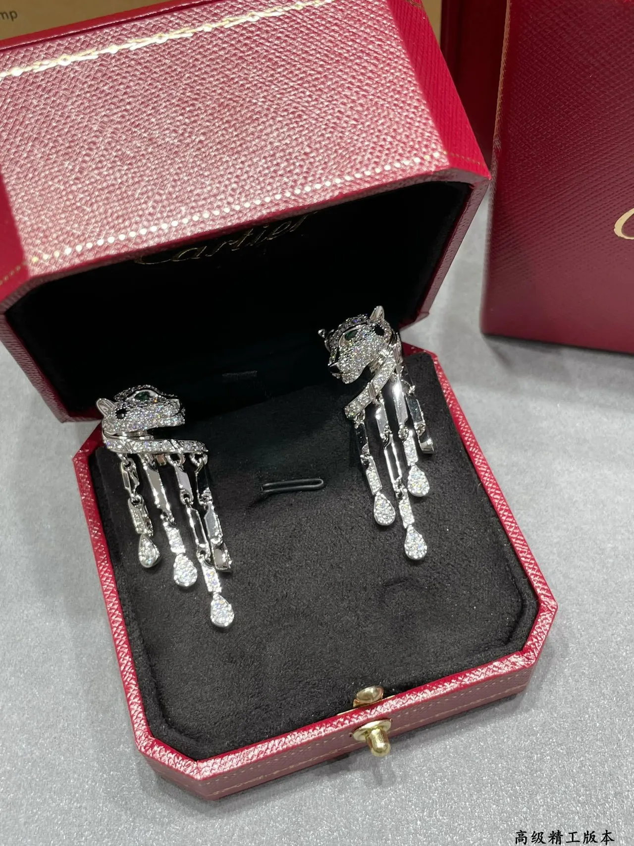 Cartier Panthère de Cartier tête de panthère diamant pavé œil d'émeraude onyx goutte boucle d'oreille 4