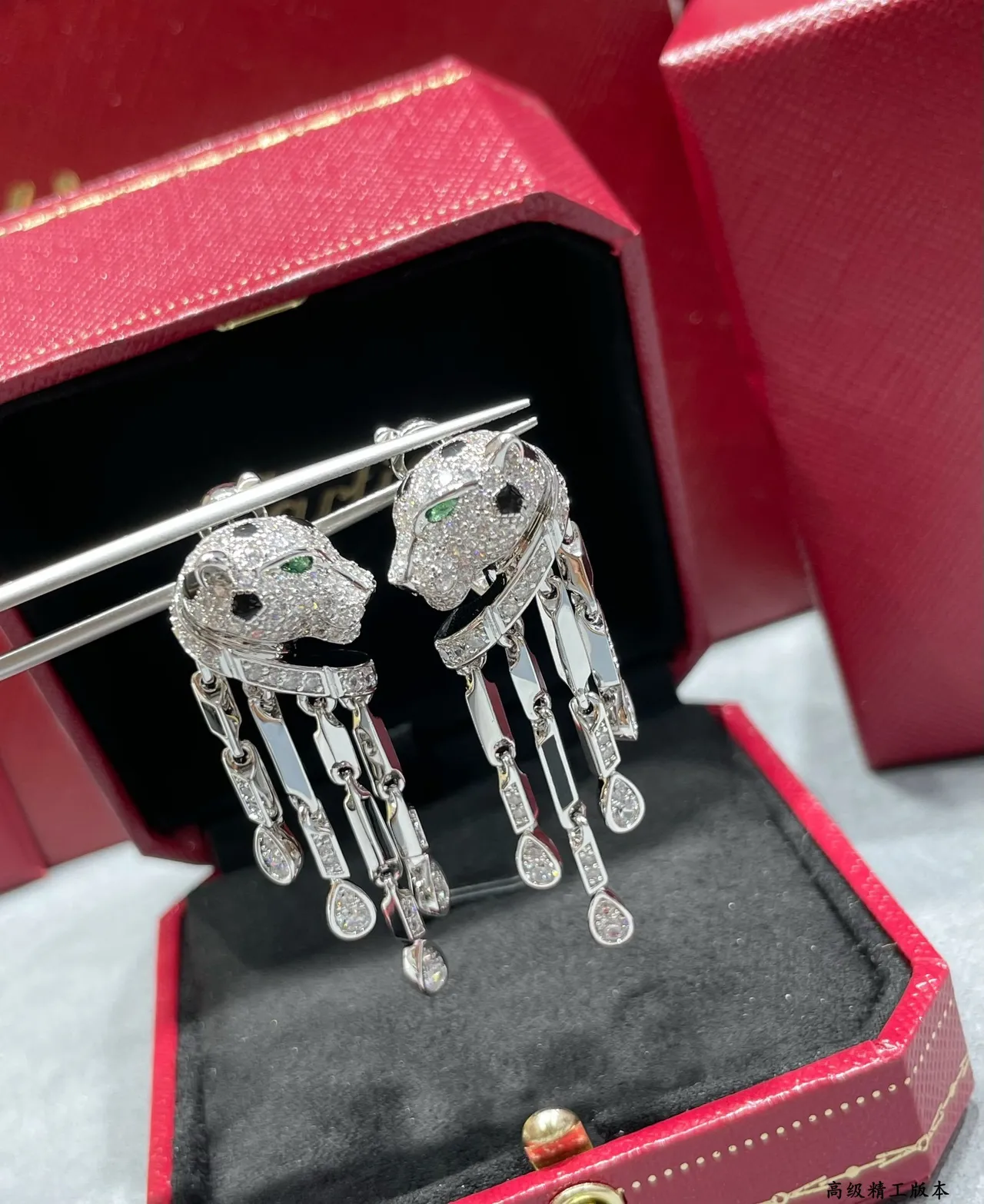 Cartier Panthère de Cartier tête de panthère diamant pavé œil d'émeraude onyx goutte boucle d'oreille 6