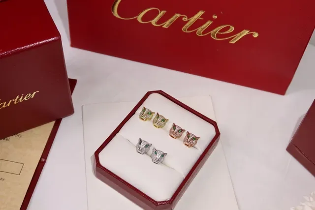 Boucles d'oreilles Cartier Panthère Or avec Tête de Panthère Verte Motif Cristaux Pavé 7