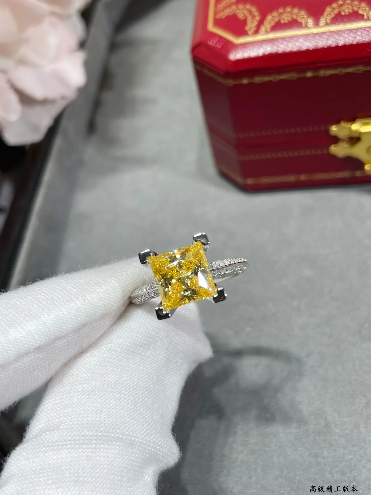 Cartier Anel de banda com diamantes Pavé de corte princesa pedra central em prata e ouro amarelo 2