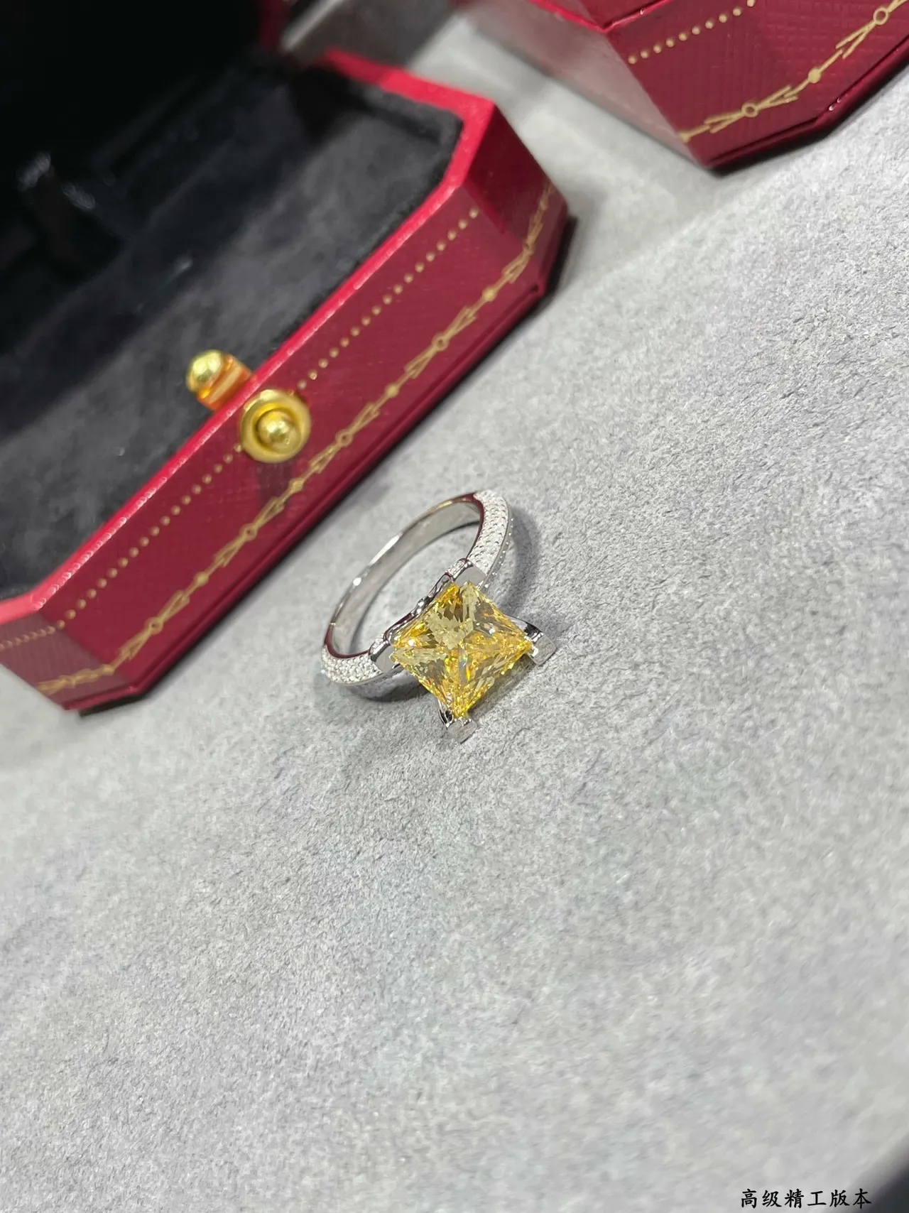 Cartier Anel de banda com diamantes Pavé de corte princesa pedra central em prata e ouro amarelo 3
