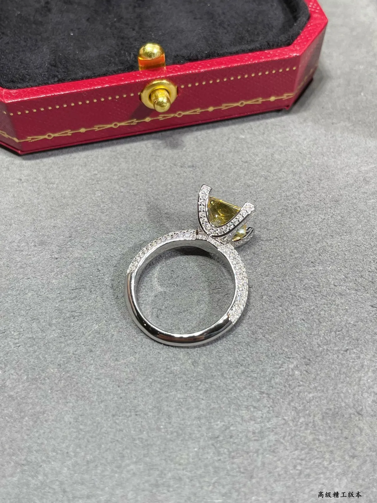 Cartier Anel de banda com diamantes Pavé de corte princesa pedra central em prata e ouro amarelo 5