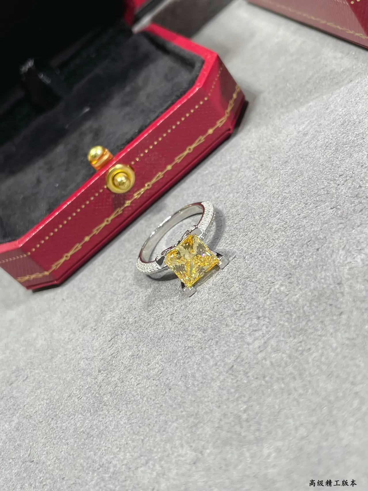 Cartier Anel de banda com diamantes Pavé de corte princesa pedra central em prata e ouro amarelo 6