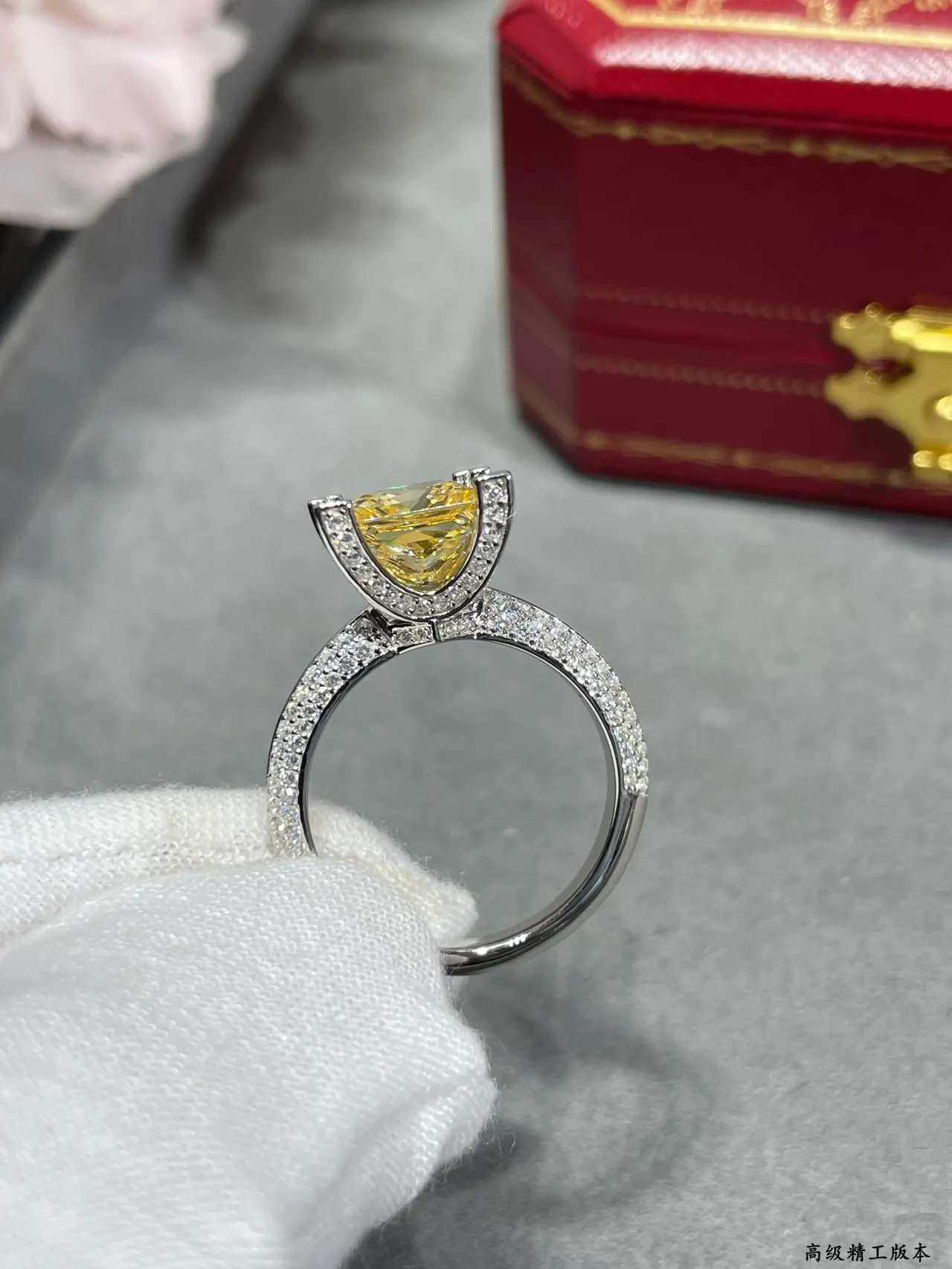 Cartier Anel de banda com diamantes Pavé de corte princesa pedra central em prata e ouro amarelo 7