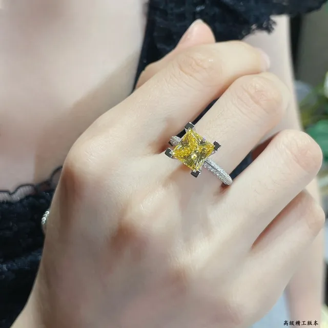 Cartier Anel de banda com diamantes Pavé de corte princesa pedra central em prata e ouro amarelo 9