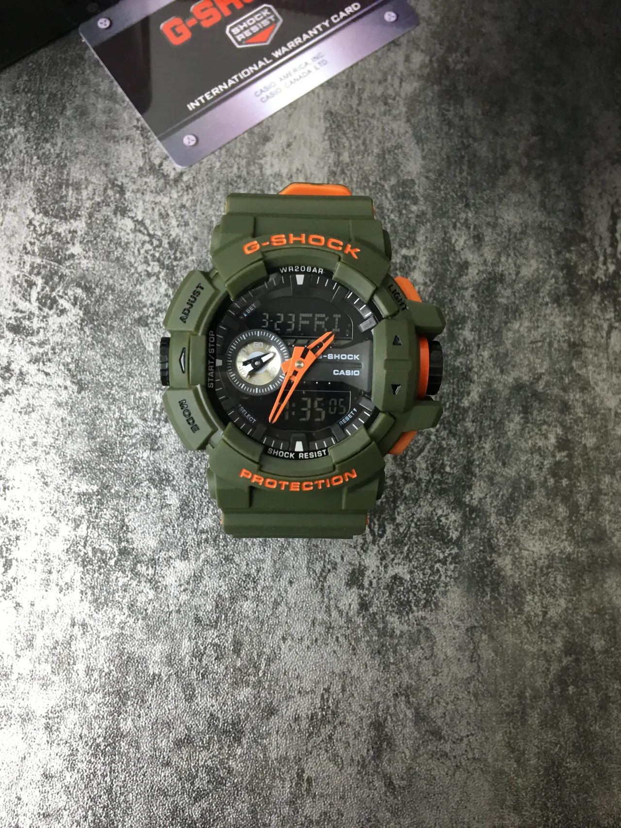 Montre Casio Army Green Orange avec construction rugged en résine, affichage analogique-digital hybride 2