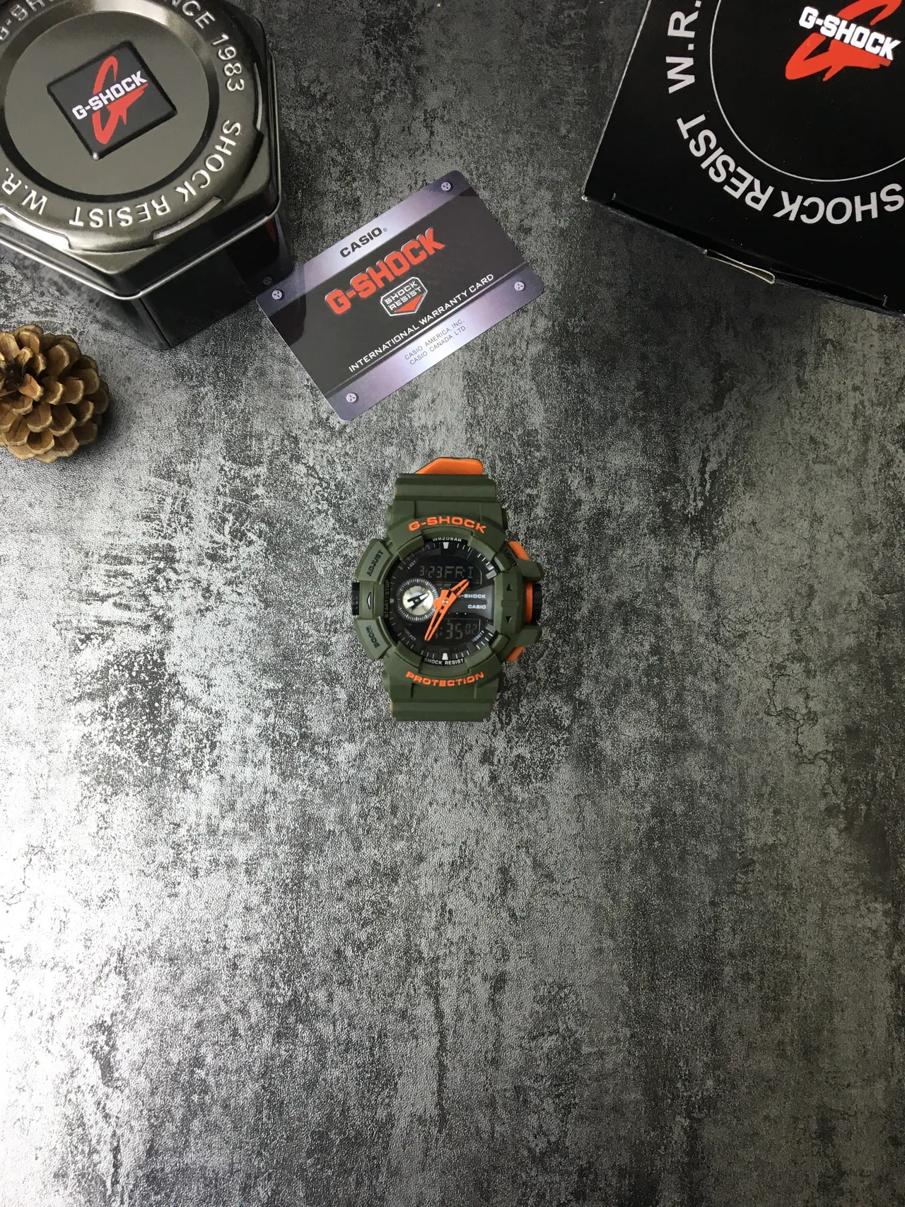 Montre Casio Army Green Orange avec construction rugged en résine, affichage analogique-digital hybride 3