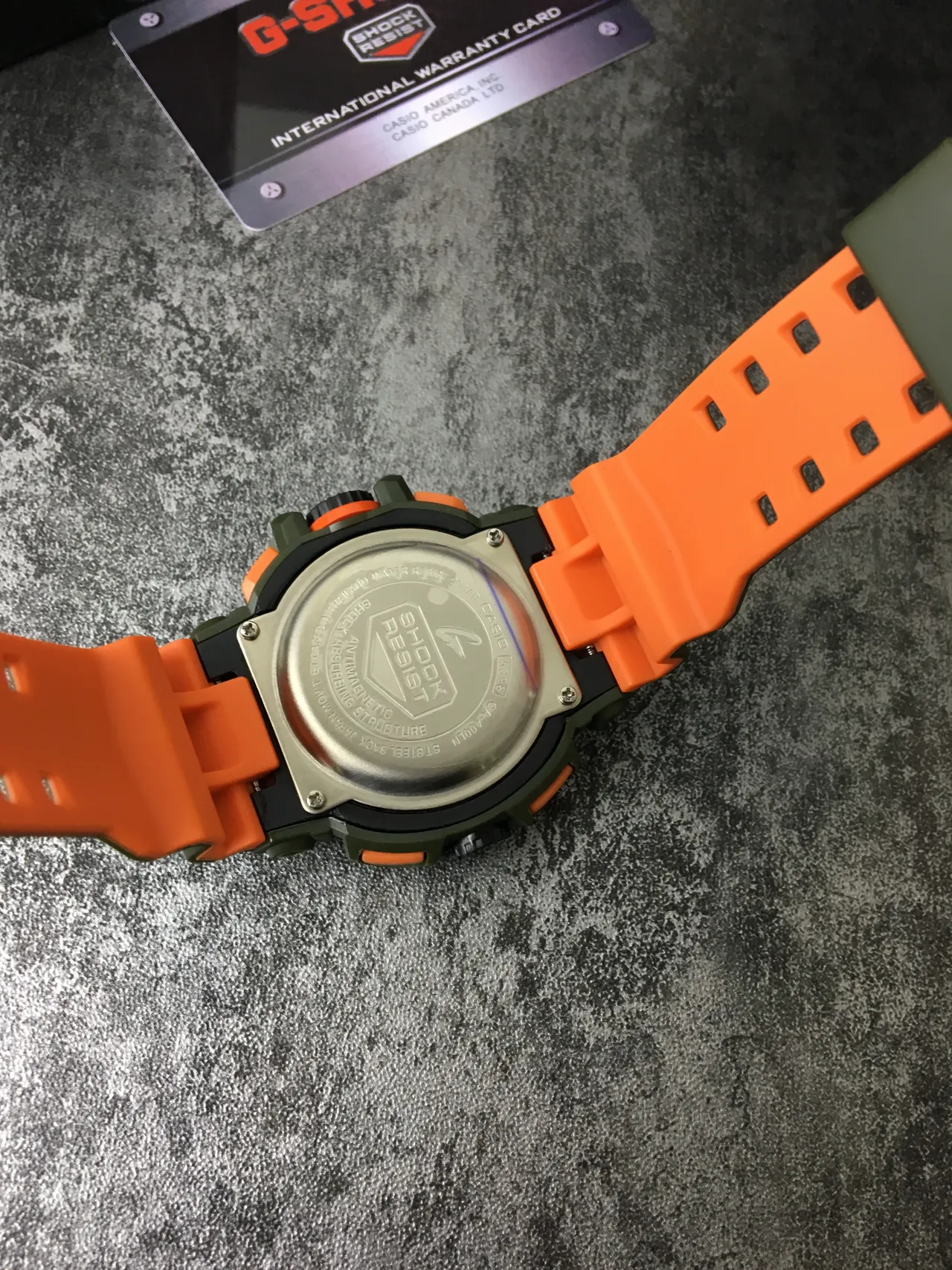 Montre Casio Army Green Orange avec construction rugged en résine, affichage analogique-digital hybride 4