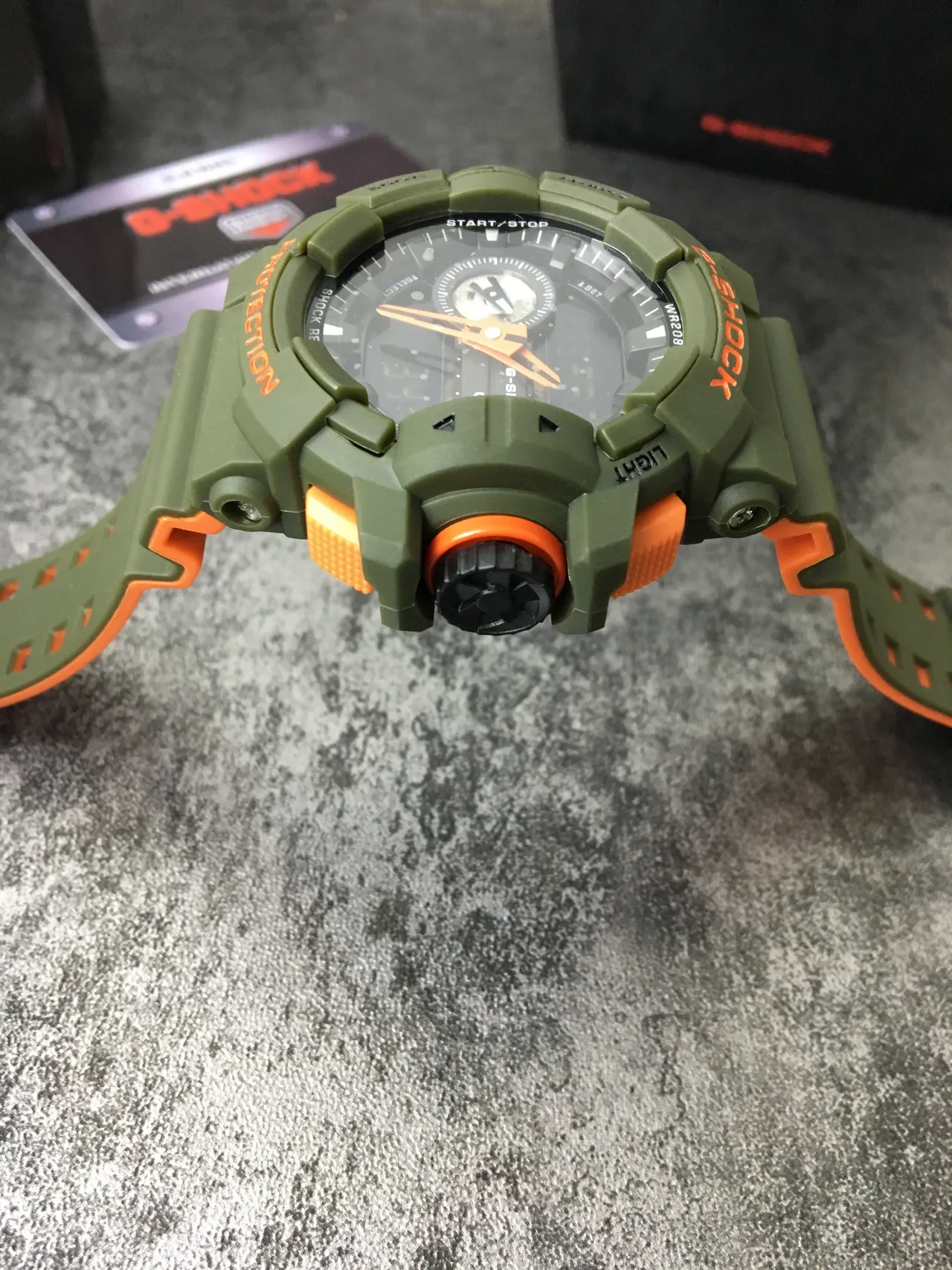 Montre Casio Army Green Orange avec construction rugged en résine, affichage analogique-digital hybride 5