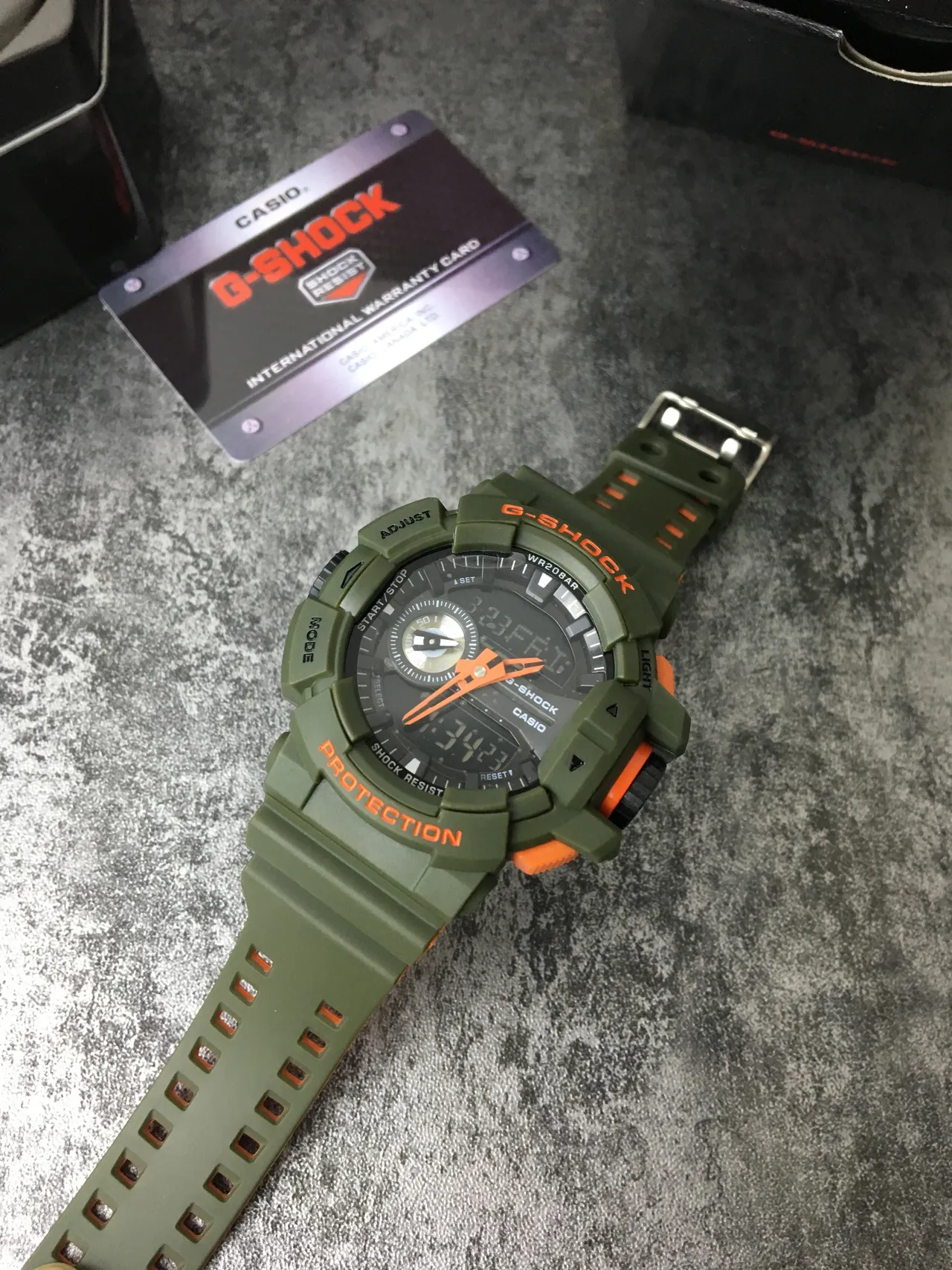 Montre Casio Army Green Orange avec construction rugged en résine, affichage analogique-digital hybride 6