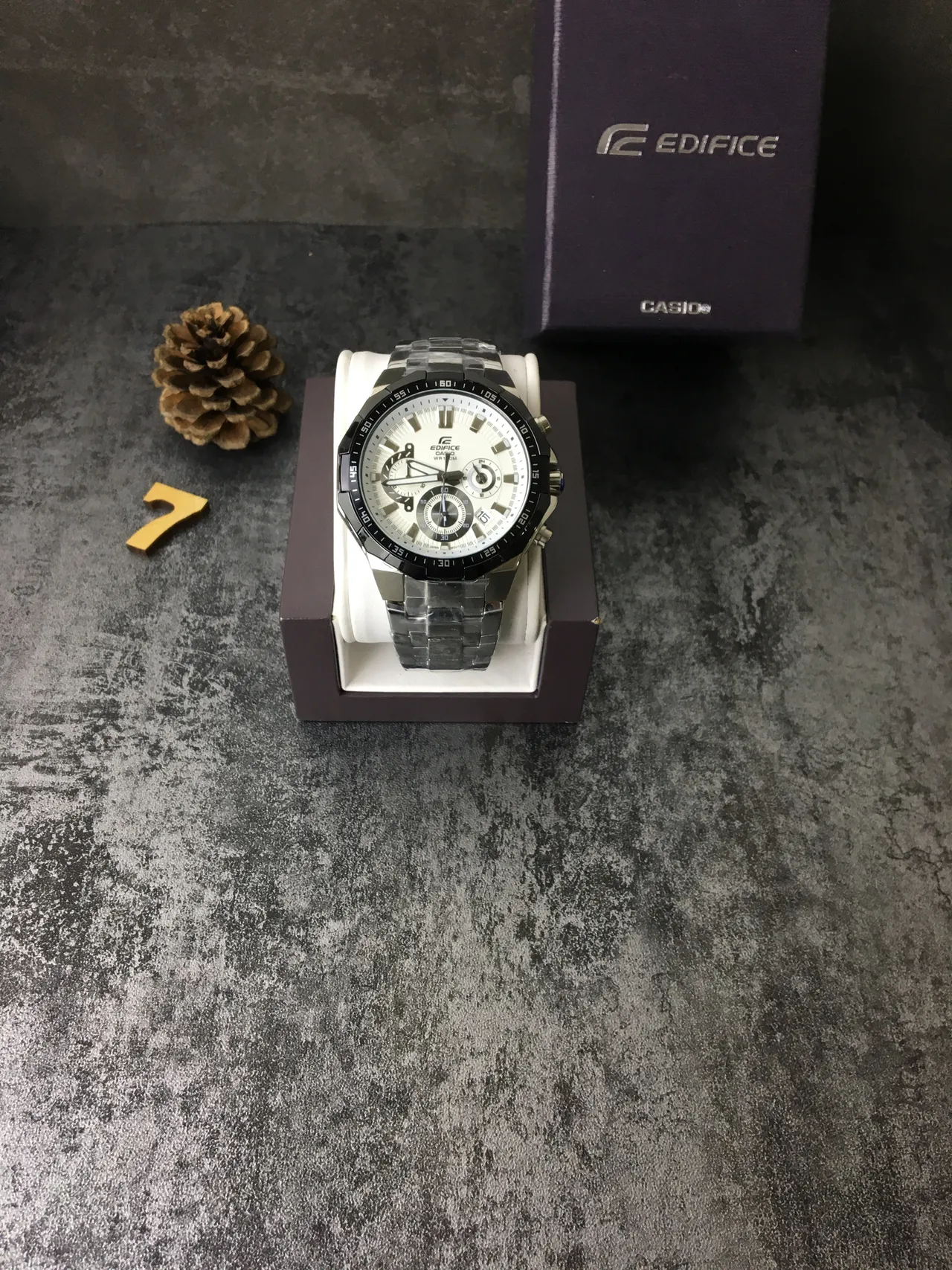 Casio Edifice Cronógrafo Dial Blanco Bisel Negro Reloj de Cuarzo 2