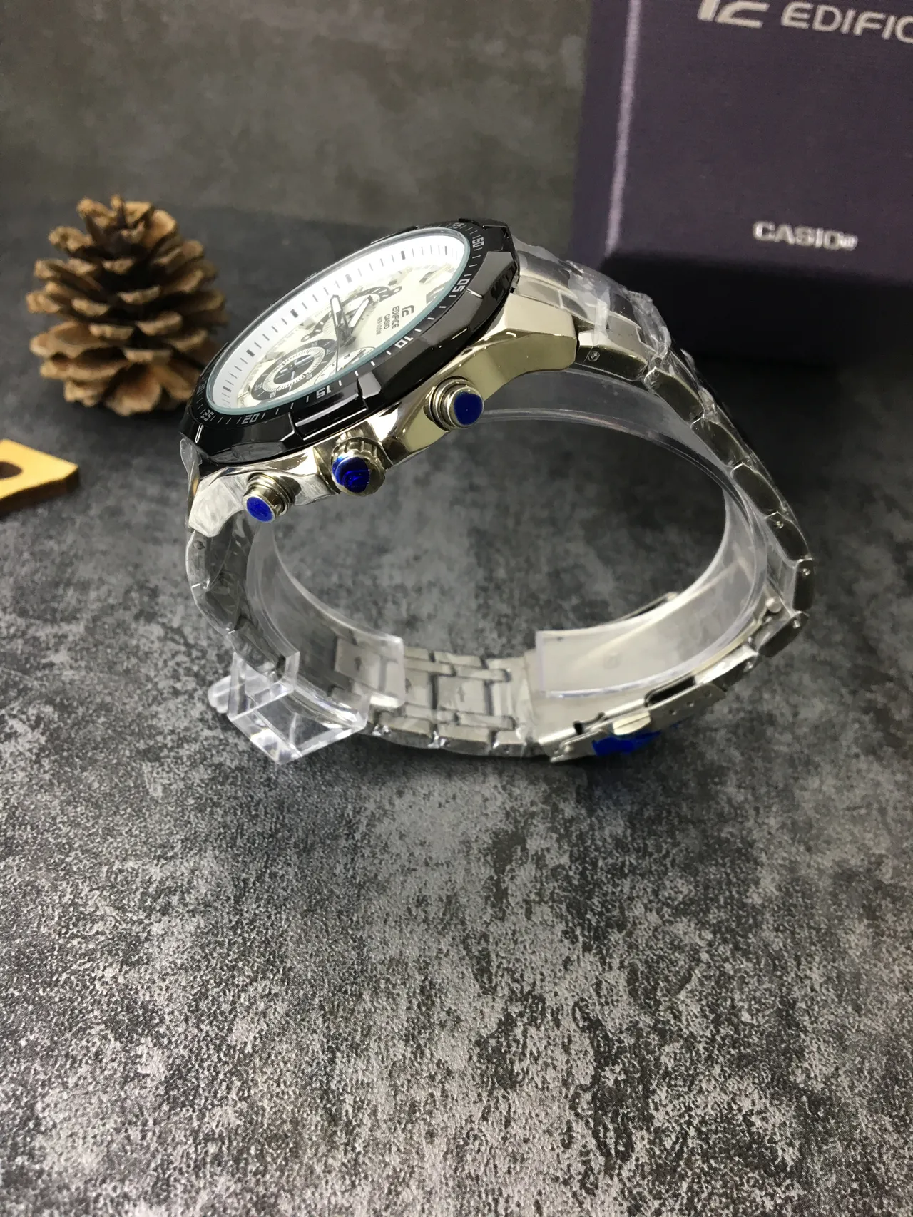Casio Edifice Cronógrafo Dial Blanco Bisel Negro Reloj de Cuarzo 3