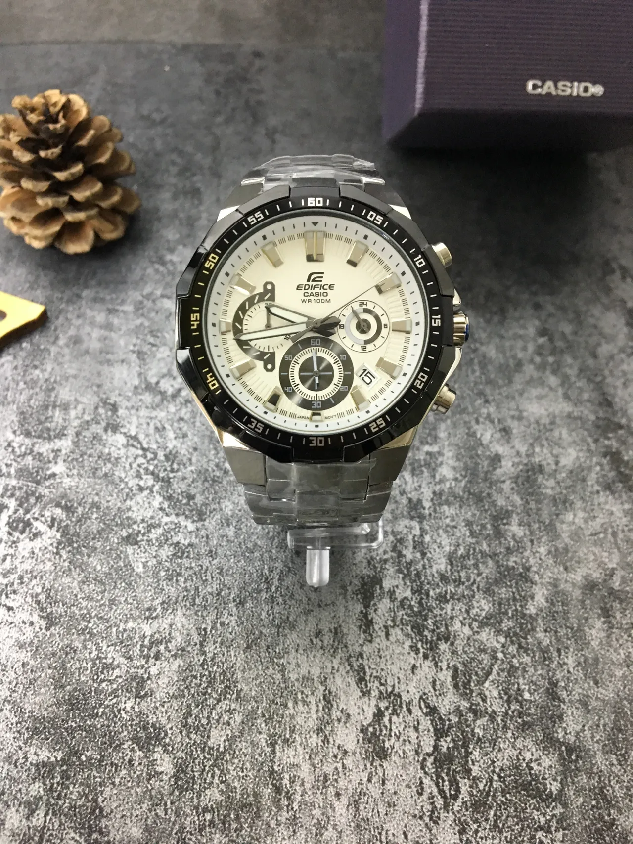 Casio Edifice Cronógrafo Dial Blanco Bisel Negro Reloj de Cuarzo 4