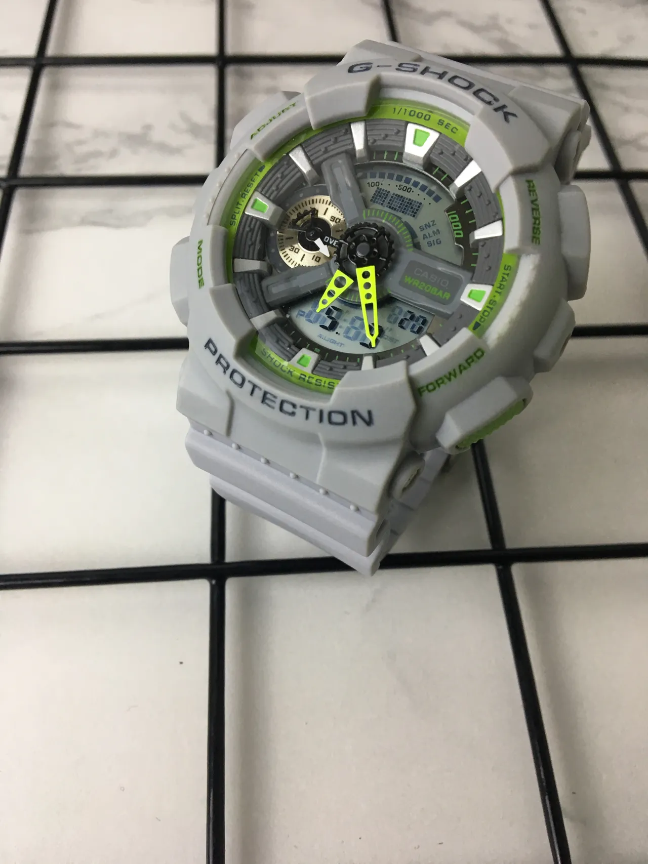 Casio G-Shock GA-100 Gris clair et vert citron Montre de sport 2