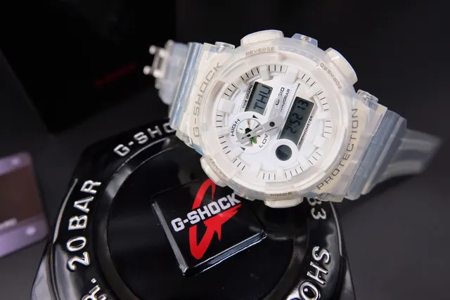 Casio G-Shock GA-100 Montre Sport en Résine Translucide 3