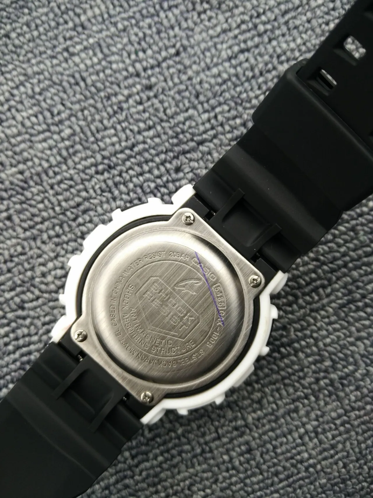 Casio G-Shock GA-100 Montre Sportive Blanche et Noire 2