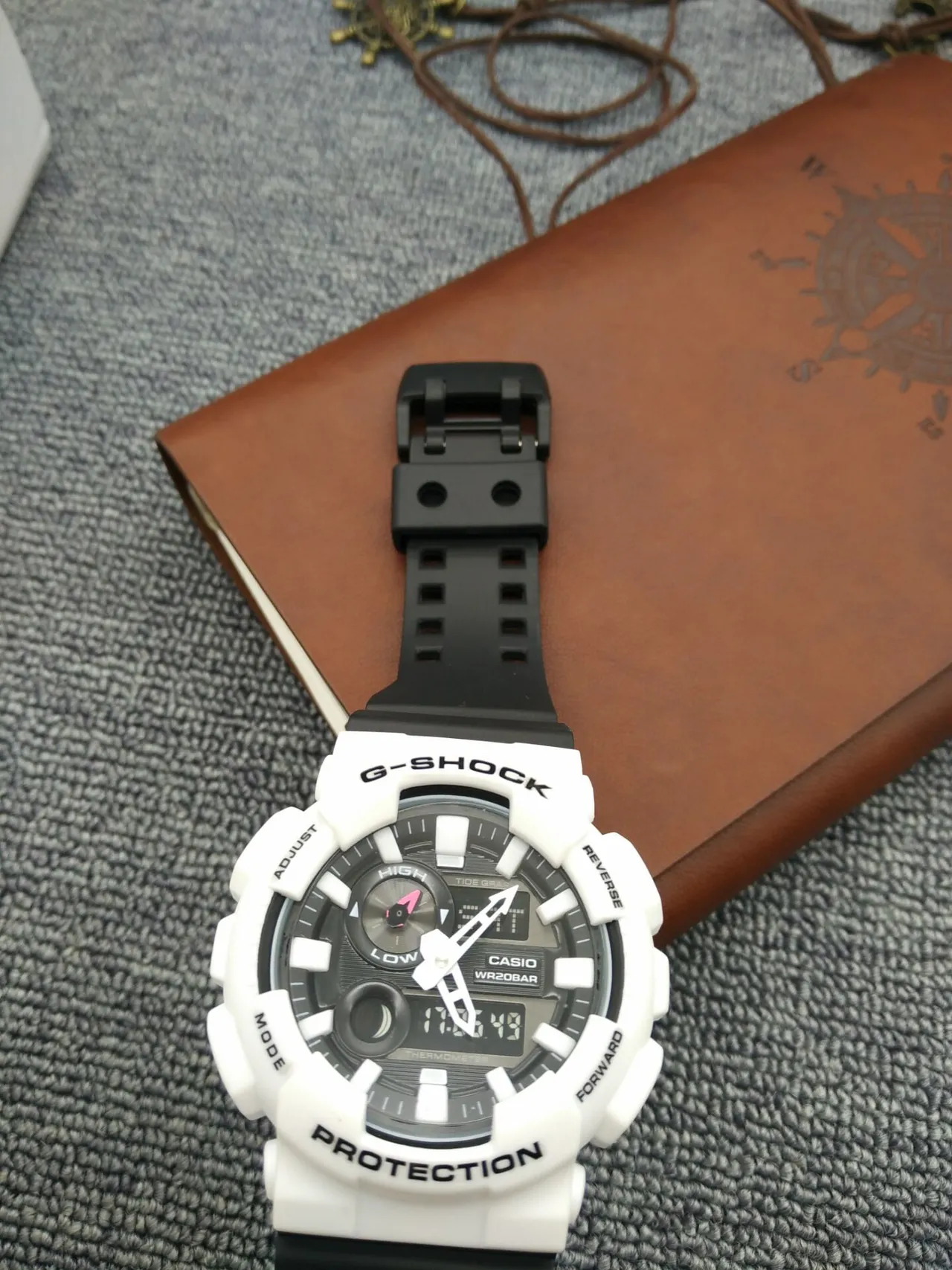 Casio G-Shock GA-100 Montre Sportive Blanche et Noire 5