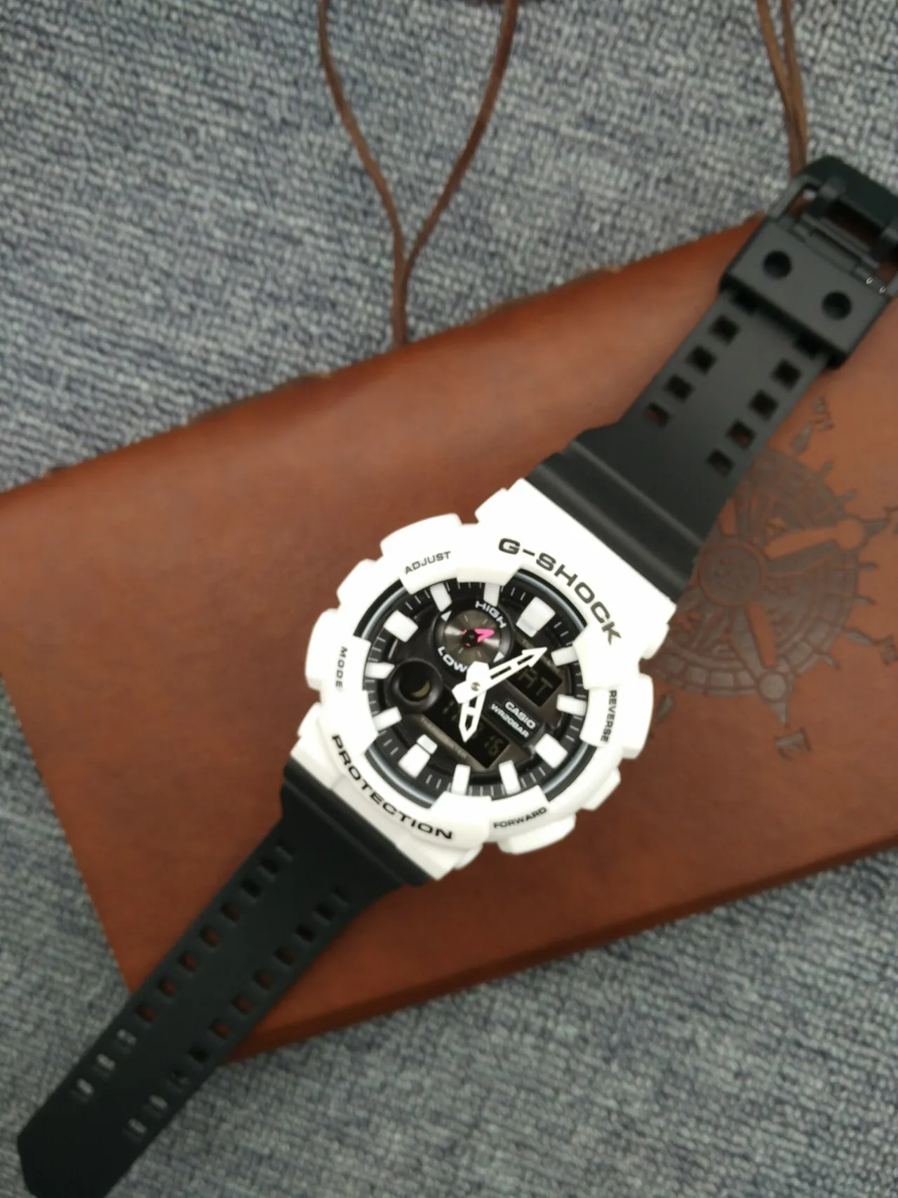 Casio G-Shock GA-100 Montre Sportive Blanche et Noire 6