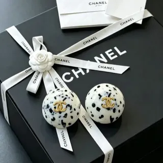 Chanel Ball 白色黑色球形斑点树脂耳环