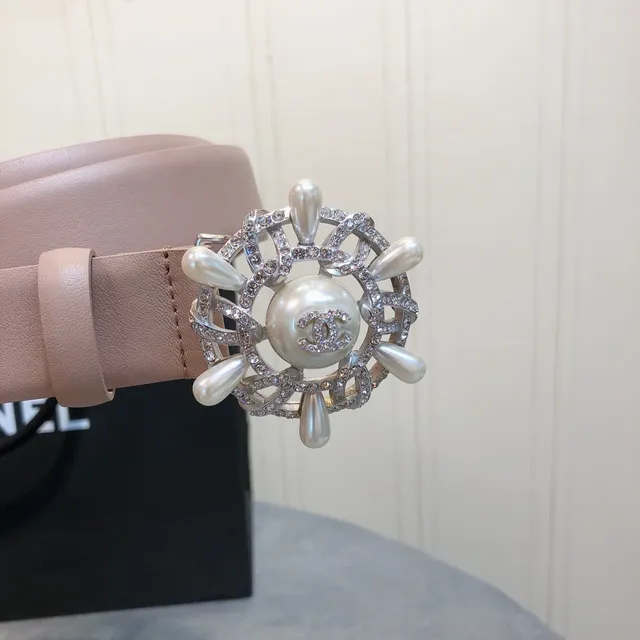 Chanel Ceinture en cuir beige et blanc étroit ornée de joyaux style camélia avec boucle 2